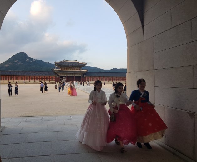 This is how you take a spontaneous photo at the Gwanghwamun in Seoul.