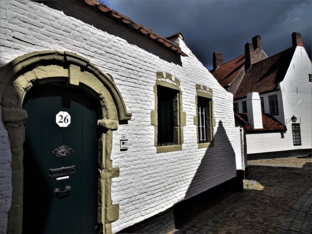 Dreigende lucht boven het Begijnhof van Kortrijk