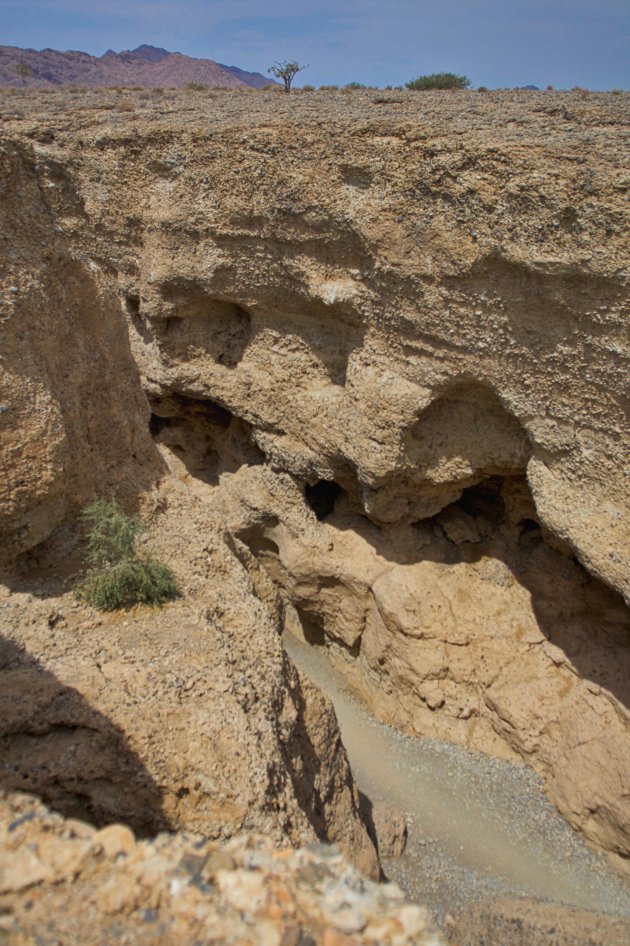 Op de rand van de Sesriem Canyon 