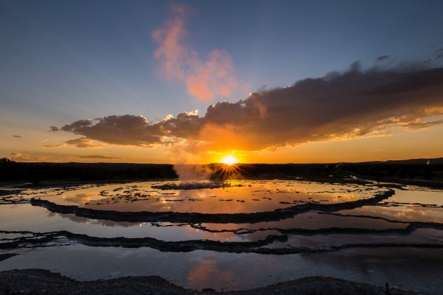 Zonsondergang boven Great Fountain Geyser