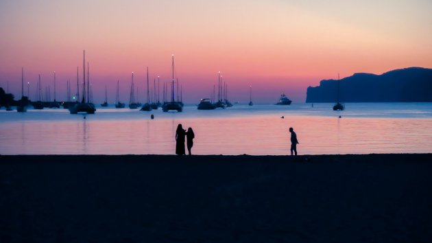 Wandelen op het strand.