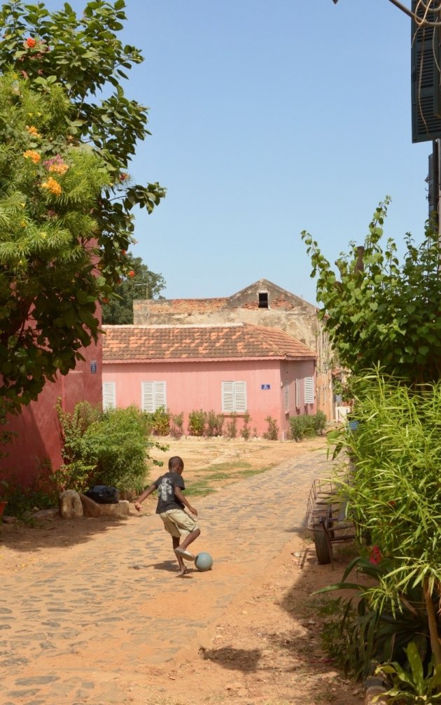 Voetballertje op Ile Goree 