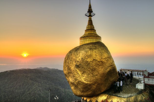 Golden Rock bij zonsondergang