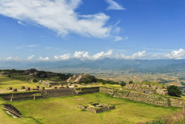 Monte Alban kijkt over de Oaxaca vellei uit