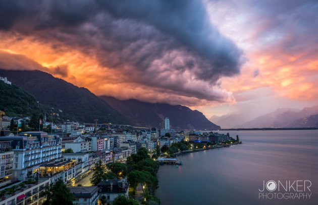 Montreux tijdens een zonsopkomst bekijk je vanaf hier