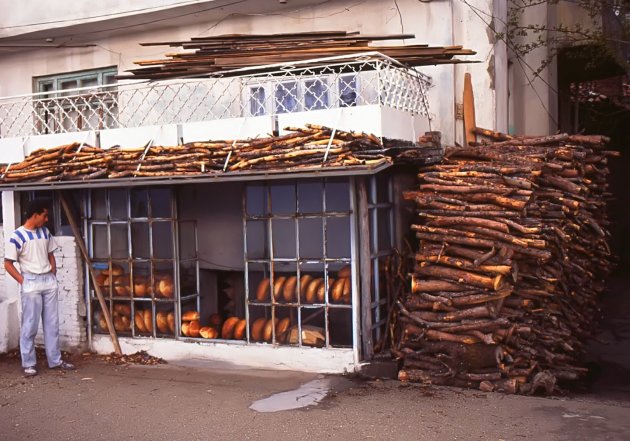 Bos hout voor de deur.