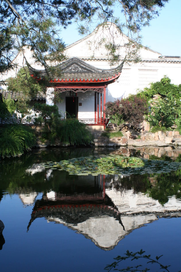 Weerspiegeling in een Chinese tuin in Suzhou