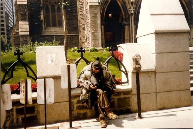 1990 Montreal: zwerver voor een kerk.