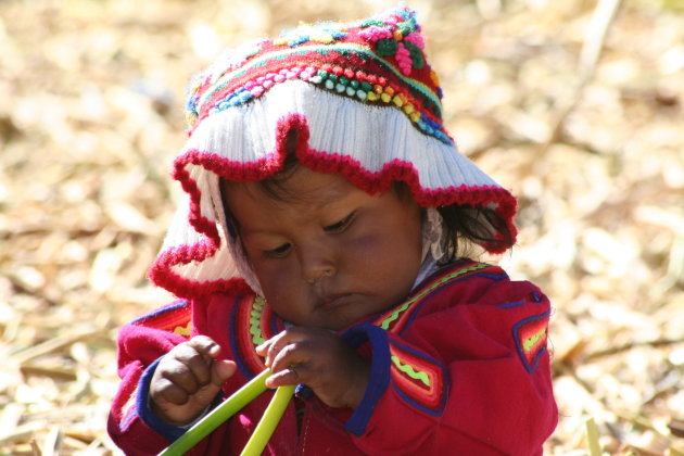 Meisje bij het titicaca meer