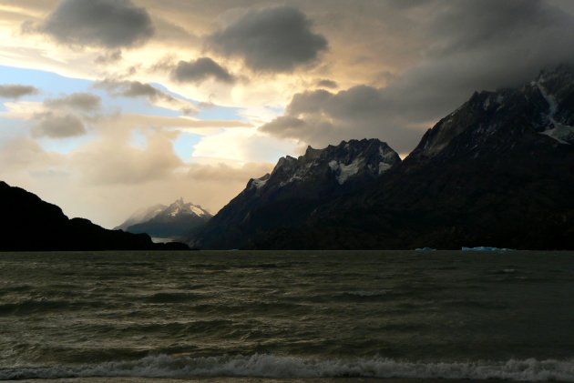 Lago Grey bij zonsondergang