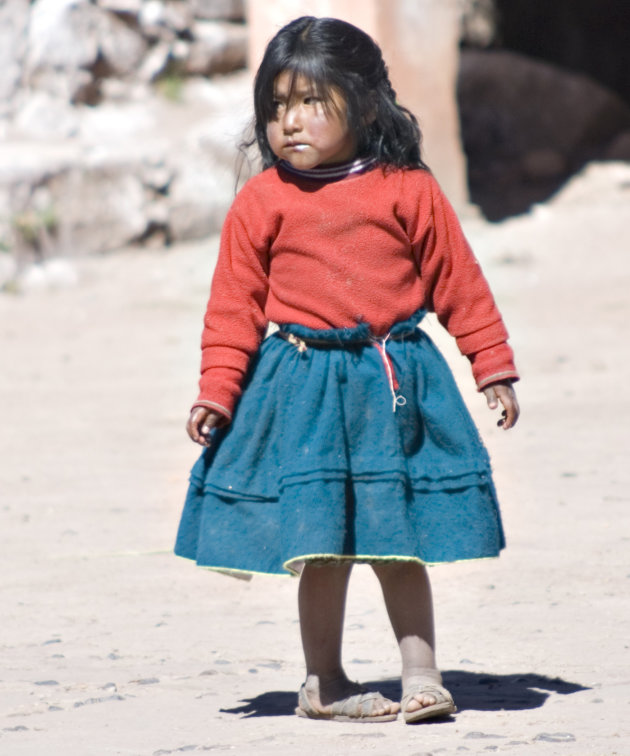 Meisje op Isla Taquila n het Titicaca meer