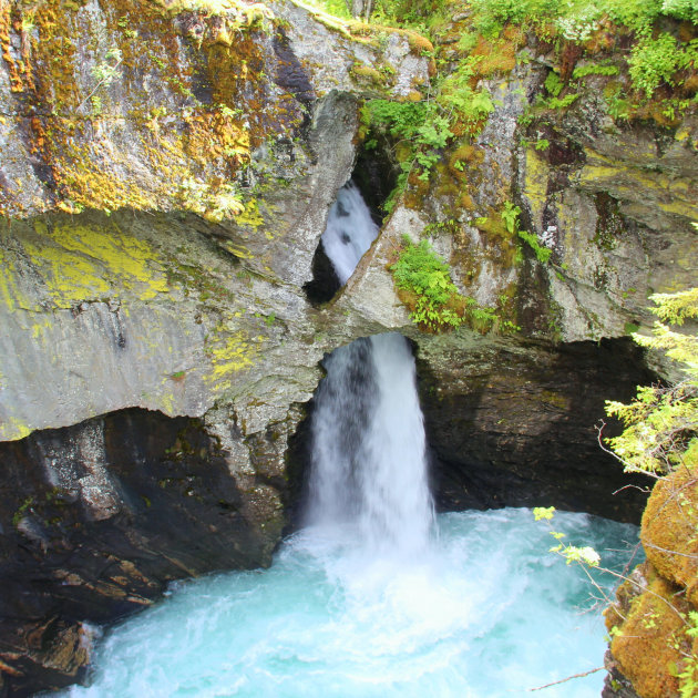 Via een kunstig gemaakt wandelpad naar deze waterval