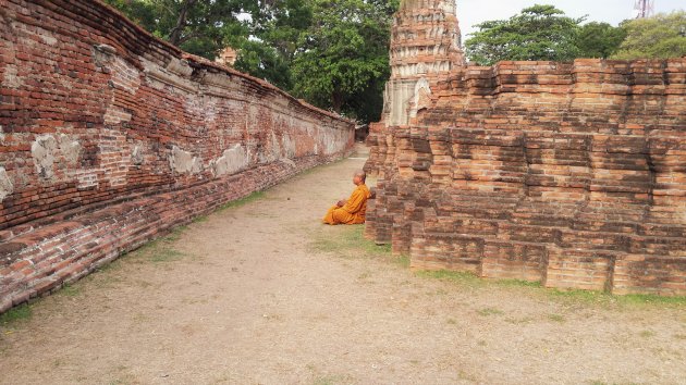 Mediterende monnik in Ayutthaya, Thailand.