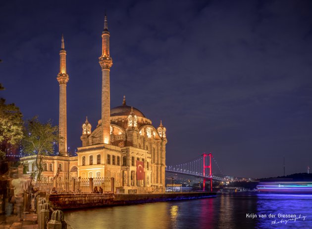 Turkse gezelligheid op het  Ortaköy plein