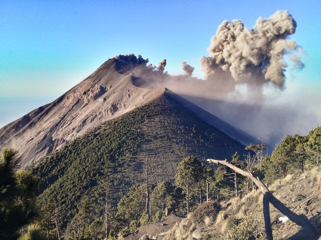 Vulkaan beklimmen met meerdere uitbarstingen