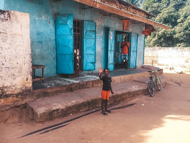 Schattige kleine vriend tijdens onze roadtrip in Gambia