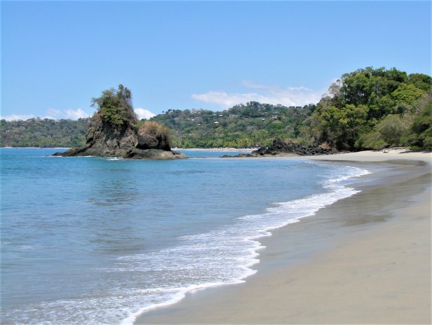 Verlaten tropisch strand.