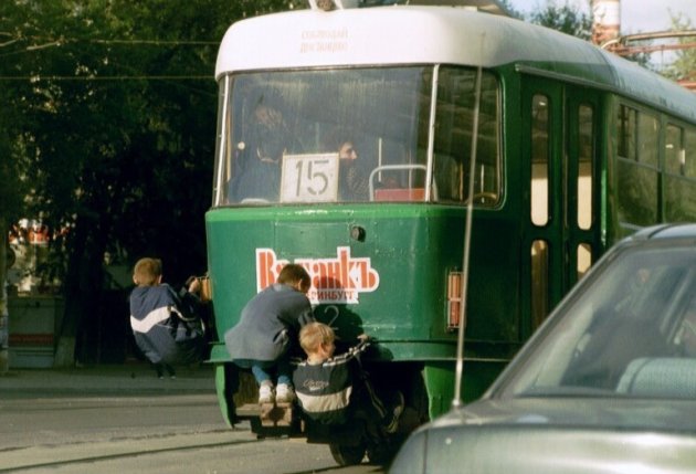 jongens liften mee op de tram