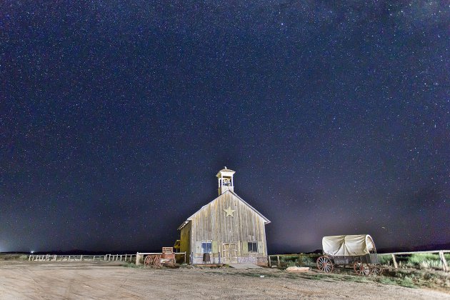 Houten kerkje in een heldere nacht