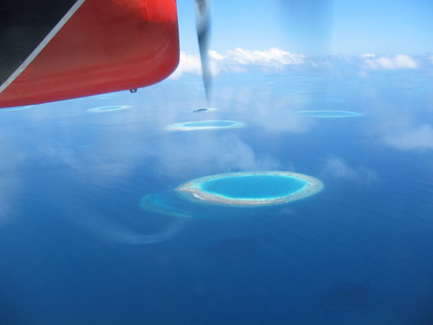 zicht op de Malediven uit het watervliegtuig