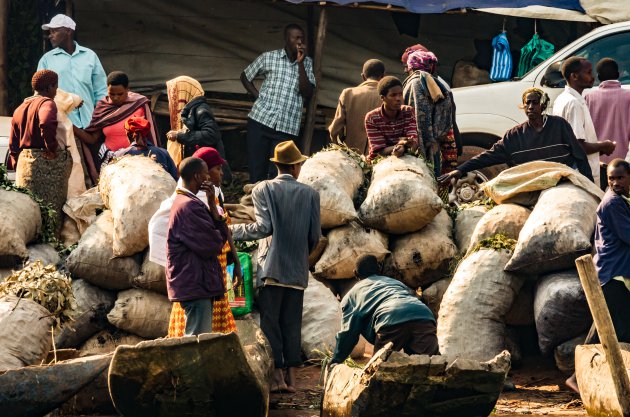 Markt op het meer Bunyonyi in Uganda