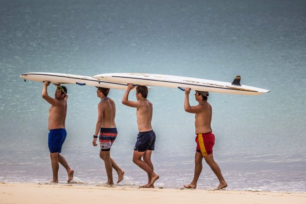 In ganzenpas met een surfboard