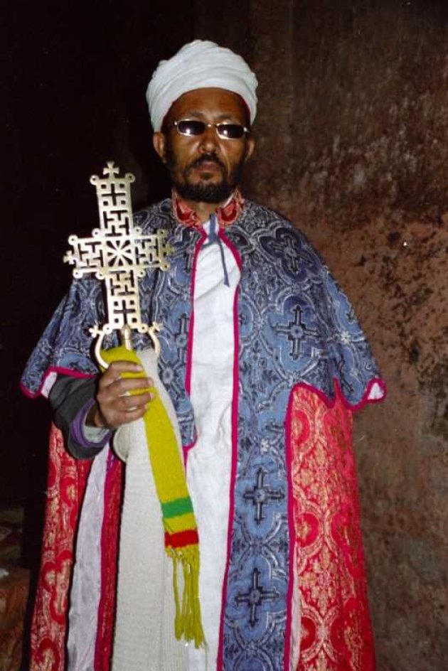  priester toont kruis