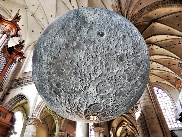 Gigantische maan midden in de Sint-Martinuskerk !