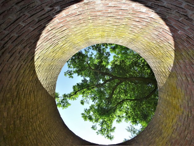 Bouwsel zonder titel in het openluchtmuseum Middelheim