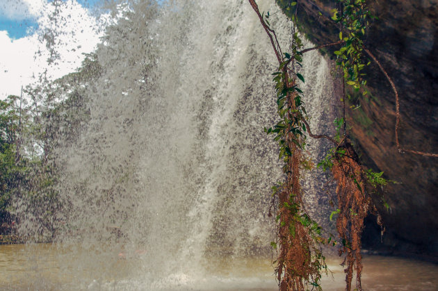 Achter de waterval