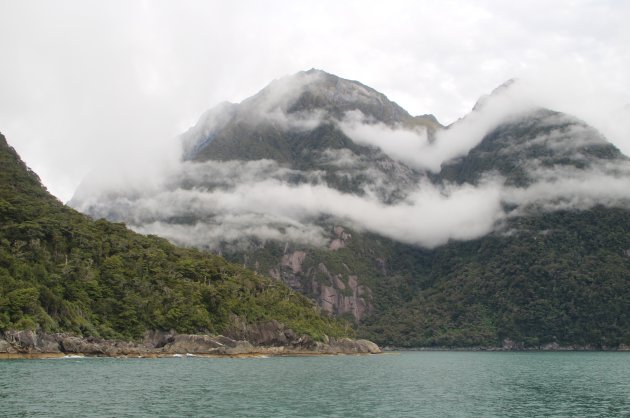 Bewolking nadert de Milford Sound