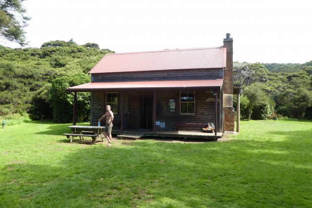 Slapen in de Whariwharangi Hut