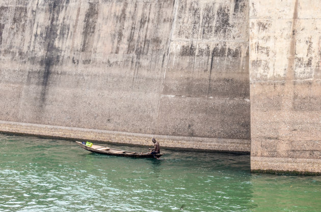 Visser bij de Akossombo dam