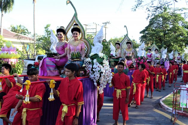 Optocht van de Miss Loy Krathong.