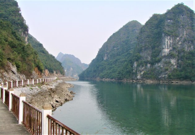 Trekking op Cat Ba eiland.