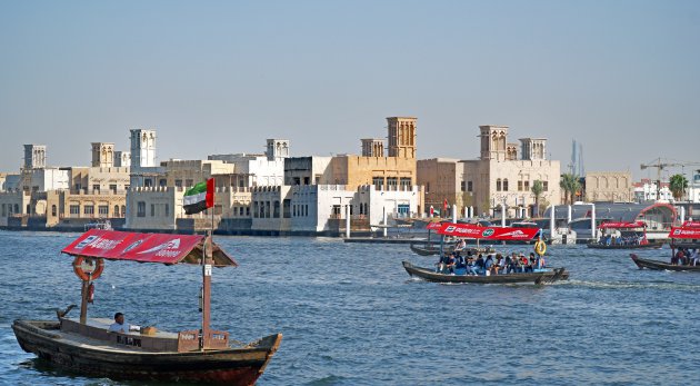 Heen en weer over Dubai Creek