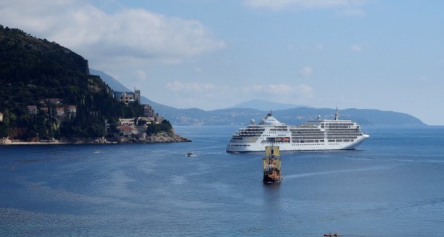 Cruise-schip en rondvaartboot