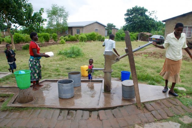 Gezelligheid bij de waterpomp