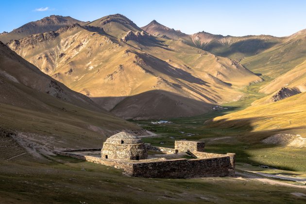 Zonsondergang op de Zijderoute (Tash Rabat, Kirgizië)