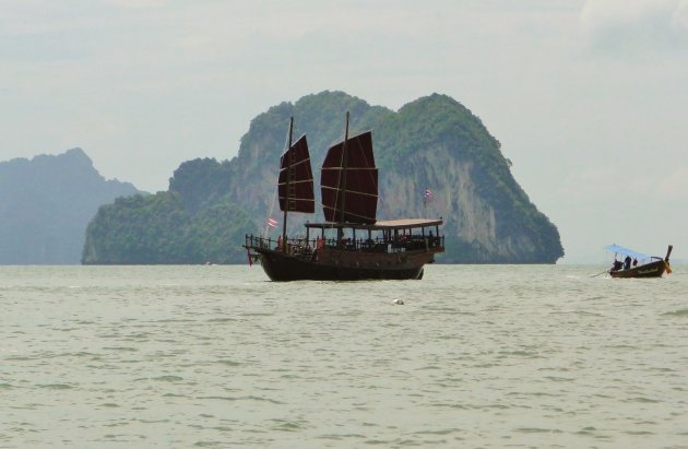 Een Jonk op de Phang nga baai