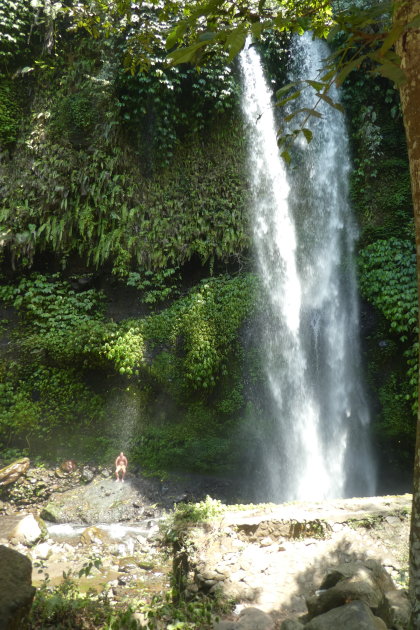 Verkoeling zoeken onder de Air Terjun Sendang Gile