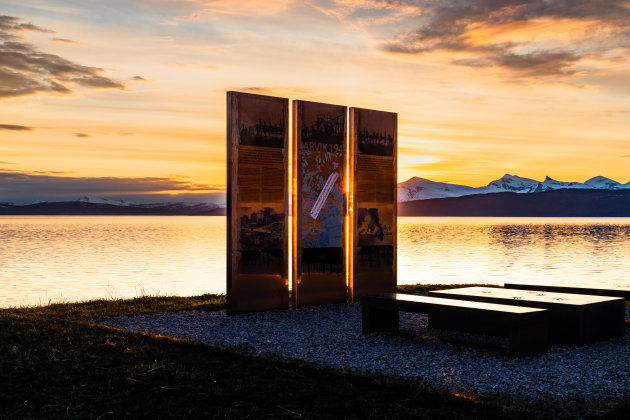 Monument bij midzomernachtzon