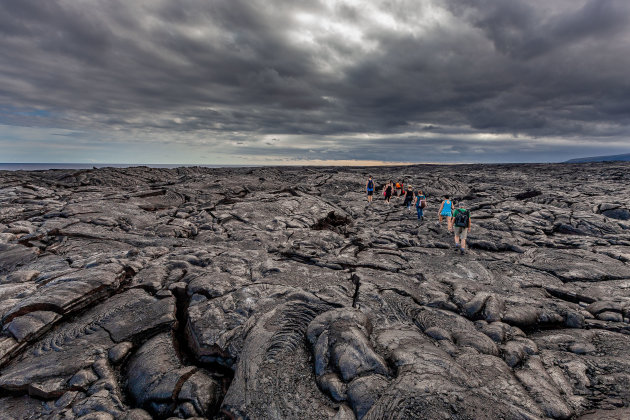 Begin van een lange tocht over gestolde lava