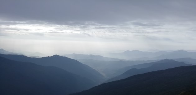 Nepal; op de terugtocht van Base Camp Mardi Himal. Zo ziet het dak van de hemel eruit..