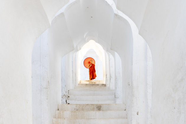 Monnik bij de Hsinbyume Pagode