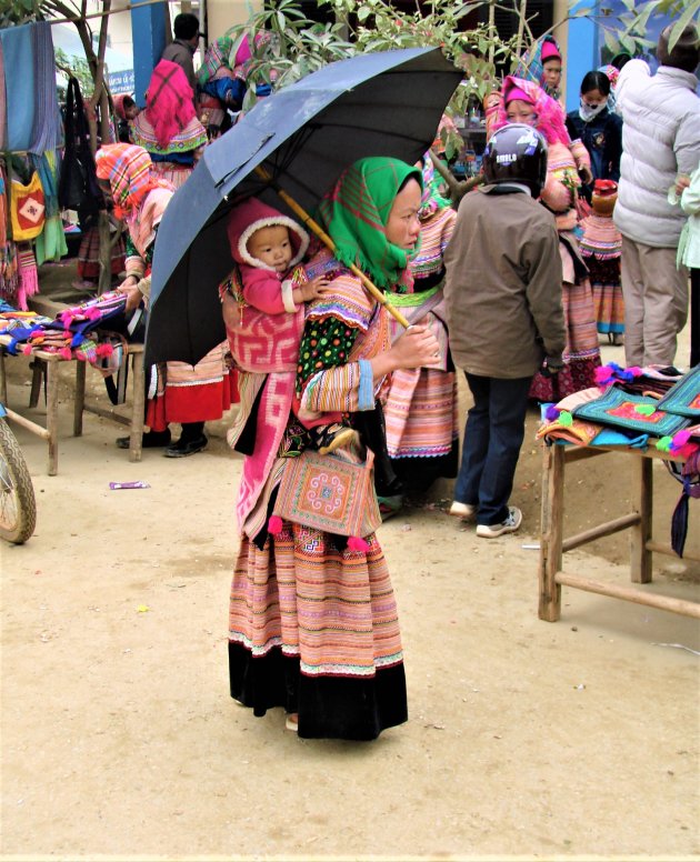 Klederdracht op de markt.