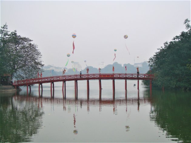 Brug bij Hoan Kiem Lake.