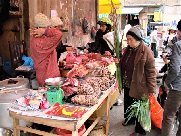 Inkopen op de markt.