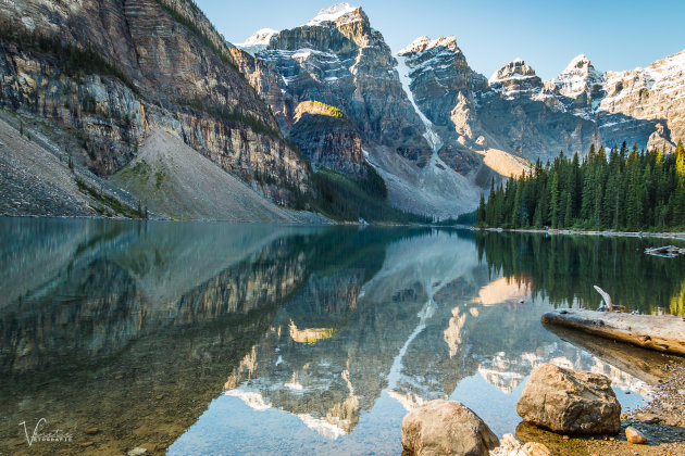 Na zonsopkomst Moraine Lake