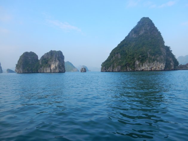 Ha Long Bay blijft prachtig ondanks de drukte